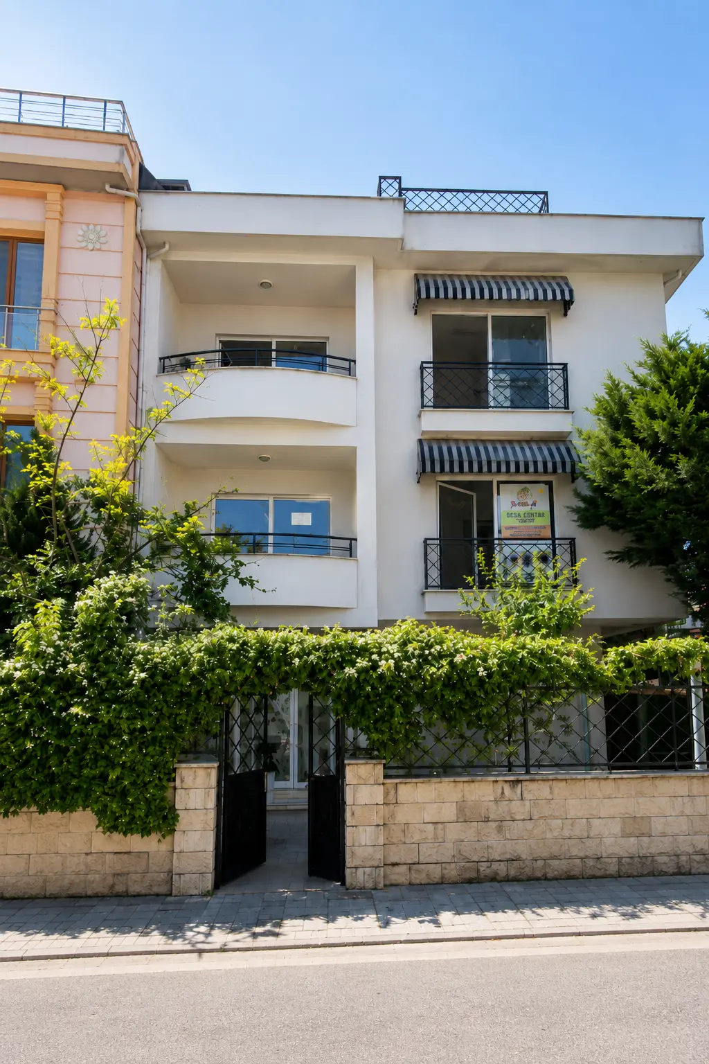 Beyaz Ev Hakkında